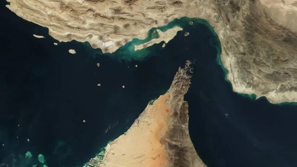 The number of ships passing through the Strait of Hormuz has decreased by 6 times