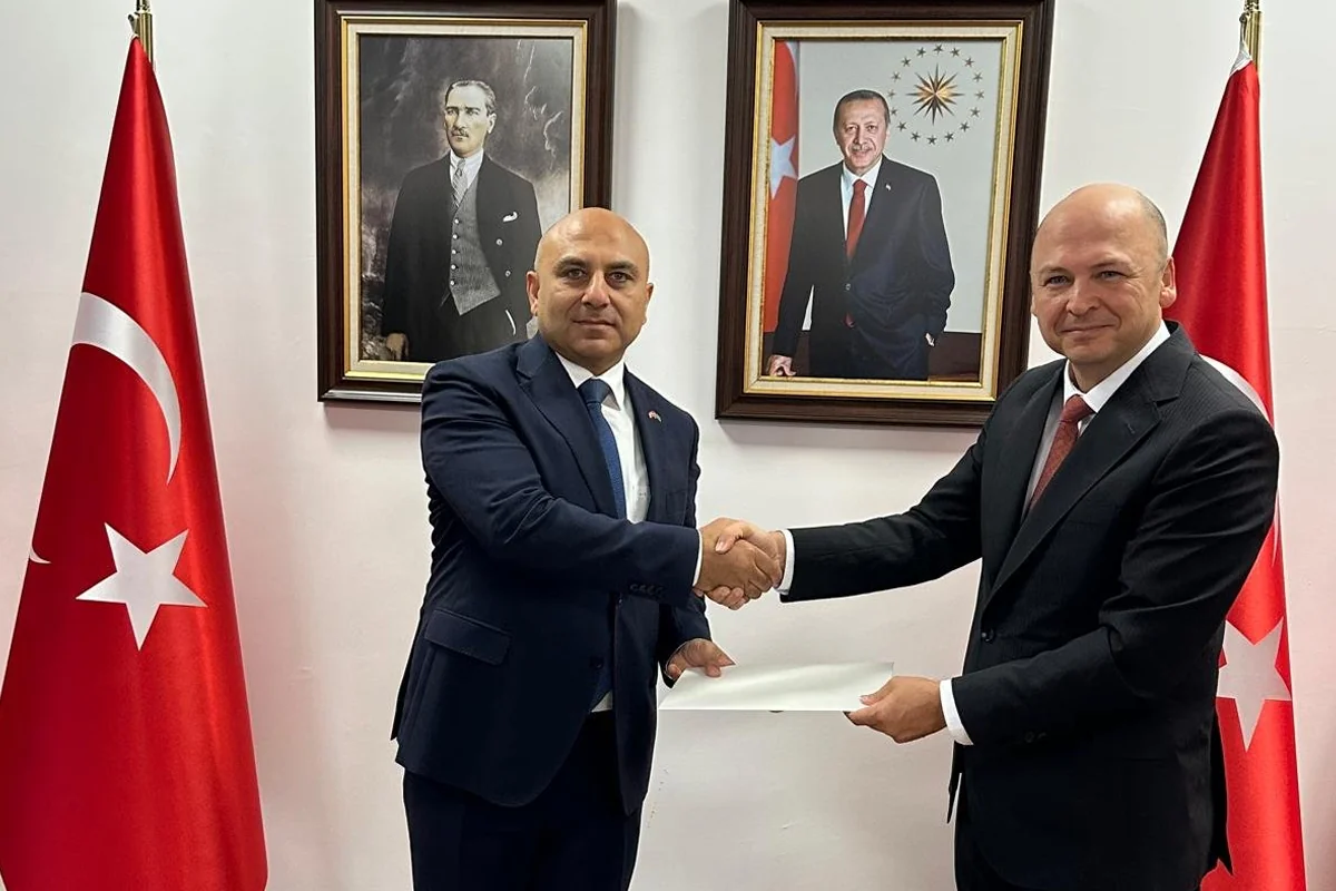Rəşad Aslanov etimadnaməsinin surətini Türkiyə XİN-in rəsmisinə təqdim edib