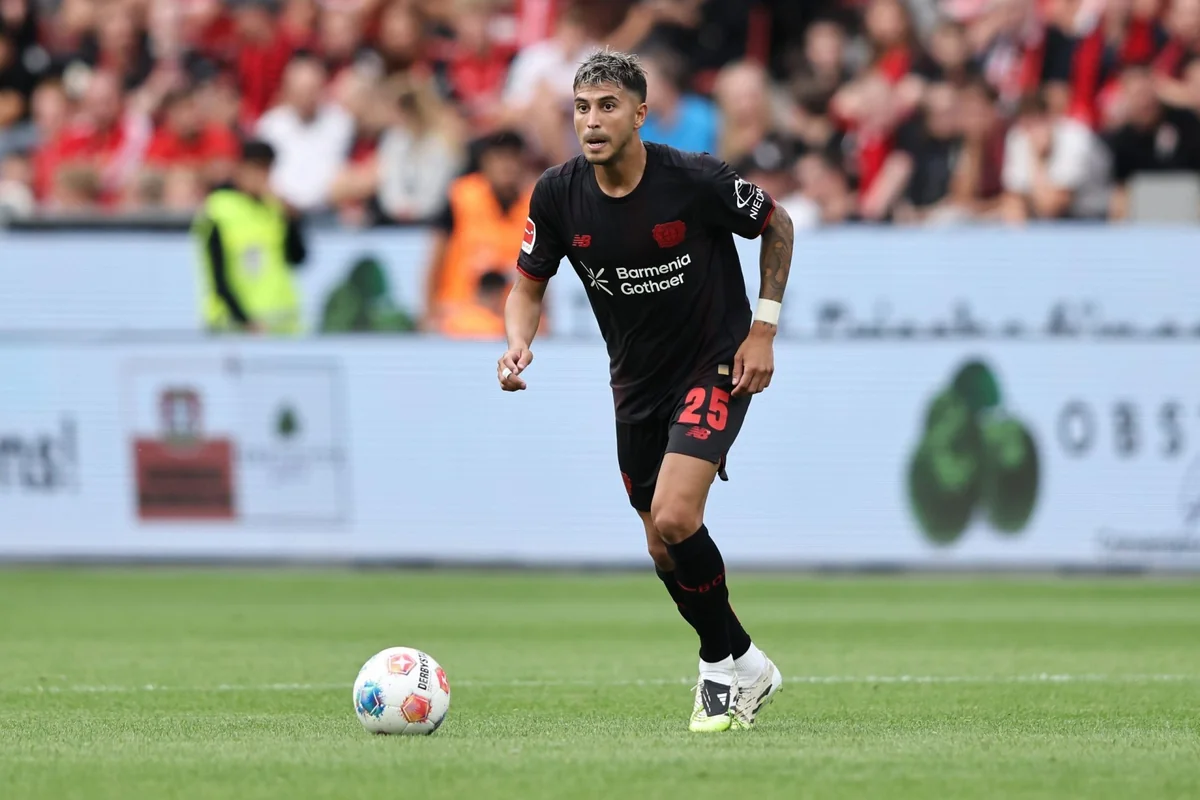 "Bayer 04" player Ezekiel Palacios can continue his career in England
