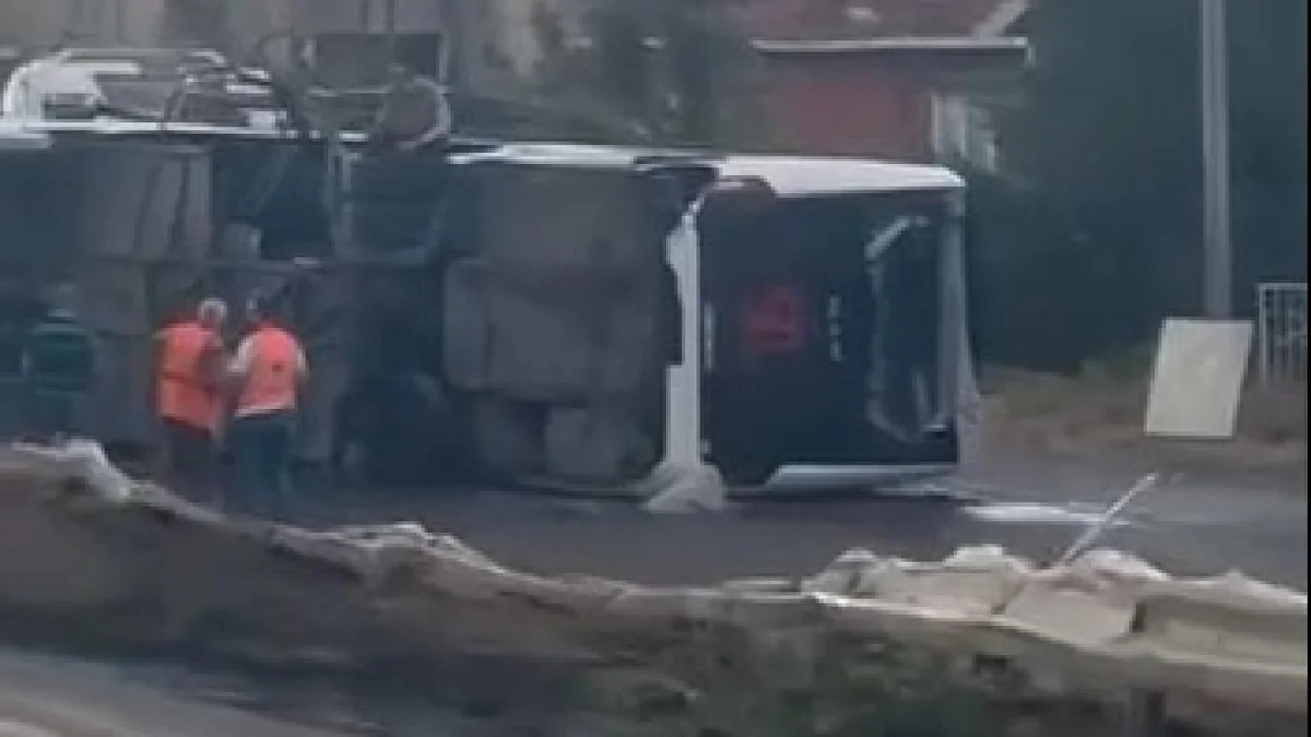 İstanbulda xidməti avtobus aşıb, 15 nəfər yaralanıb