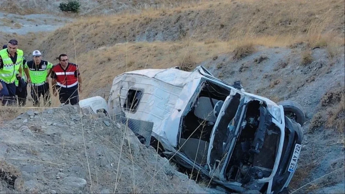 Türkiyədə mikroavtobus uçuruma aşıb, xəsarət alanlar var