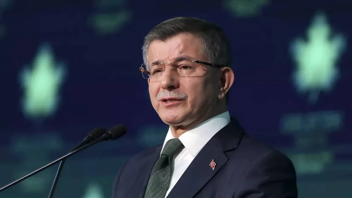 Əhməd Davudoğlu barəsində prezidenti təhqir ittihamı ilə istintaq başladılıb