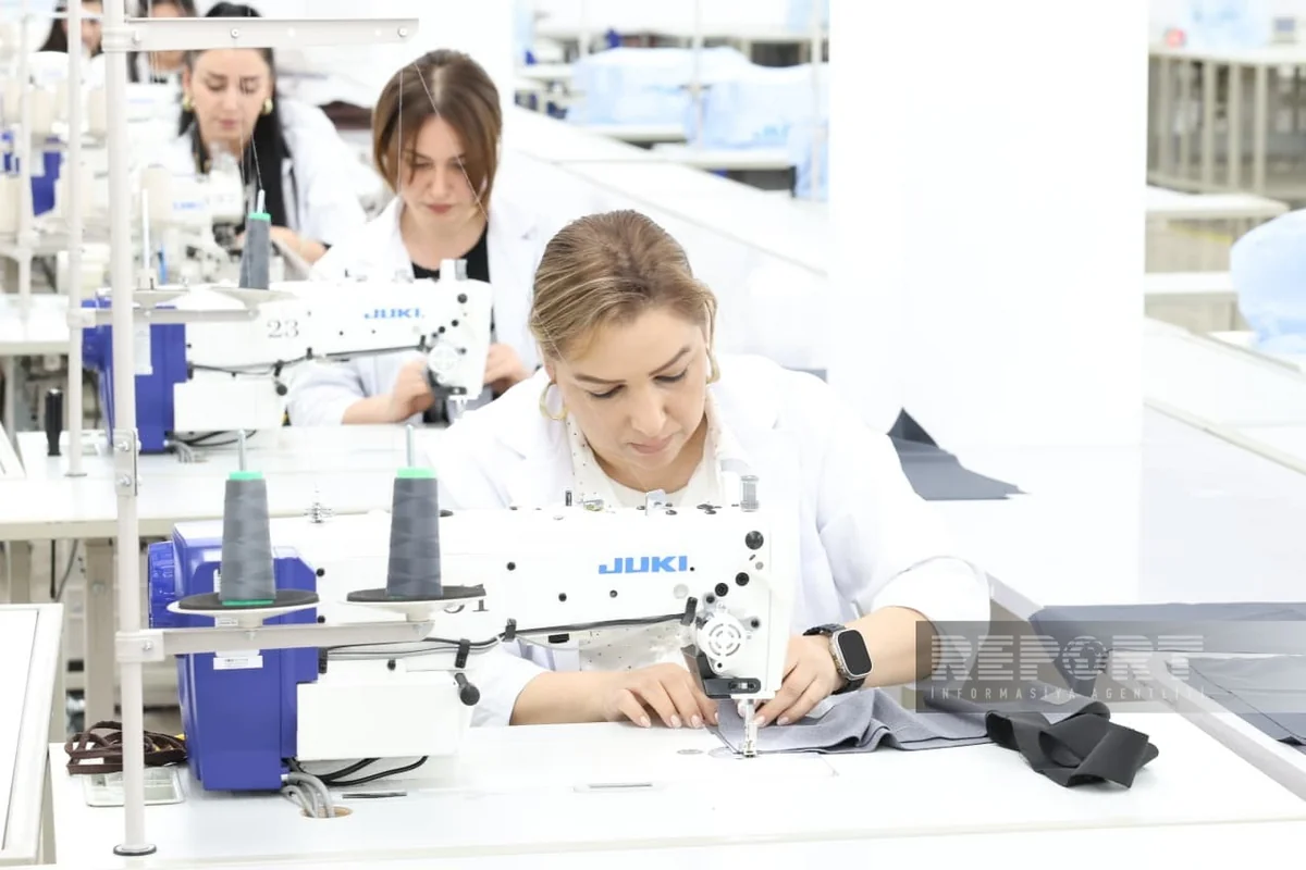Xarici diplomatlar Xankəndidə tikiş fabrikinin fəaliyyəti ilə tanış olublar