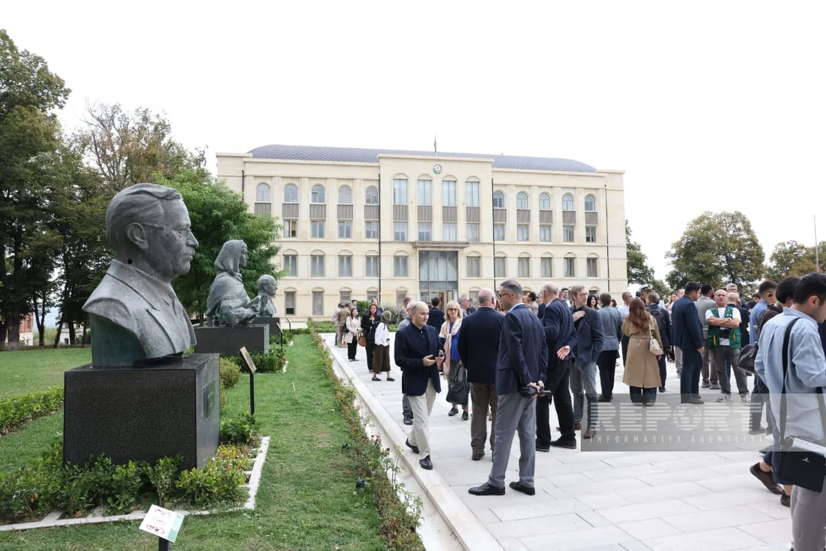 Diplomatik korpus Şuşada Natəvan, Bülbül və Üzeyir Hacıbəylinin büstlərinə baxış keçiriblər