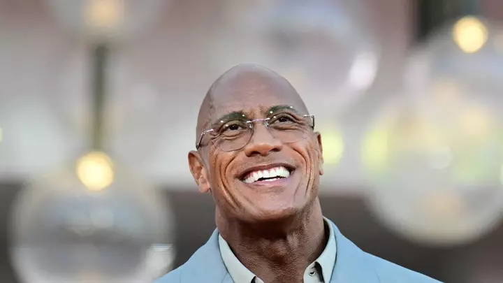 Dwayne Johnson yeni film şəkillərində boz saçları və bığları ilə tanınılmaz görünür