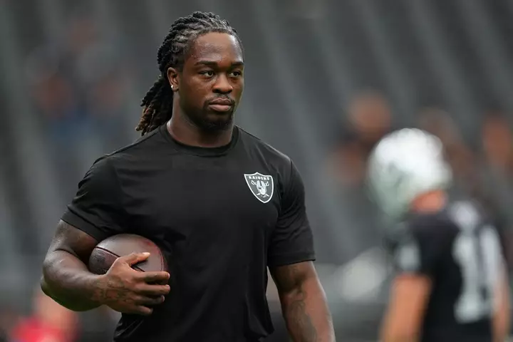 Derek Carr Makes Bold Prediction About Raiders' Struggling Offense