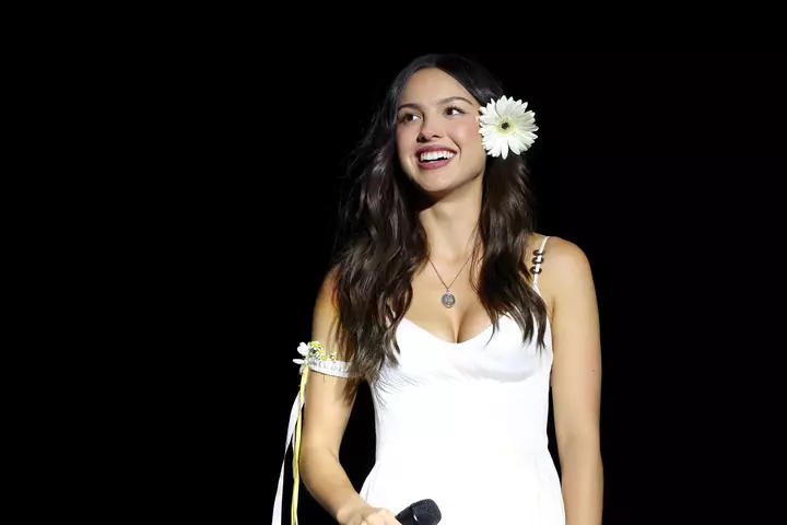 Olivia Rodrigo’nun “You Seem Pretty Sad for a Girl So in Love” mahnısı “Expectations” remiksi sonrası Albomlar Cədvəlində 1-ci yerə qayıtdı