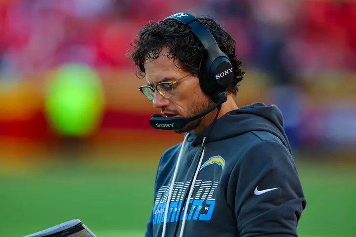 Chargers OC Mike McDaniel Responds to Calls for His Firing