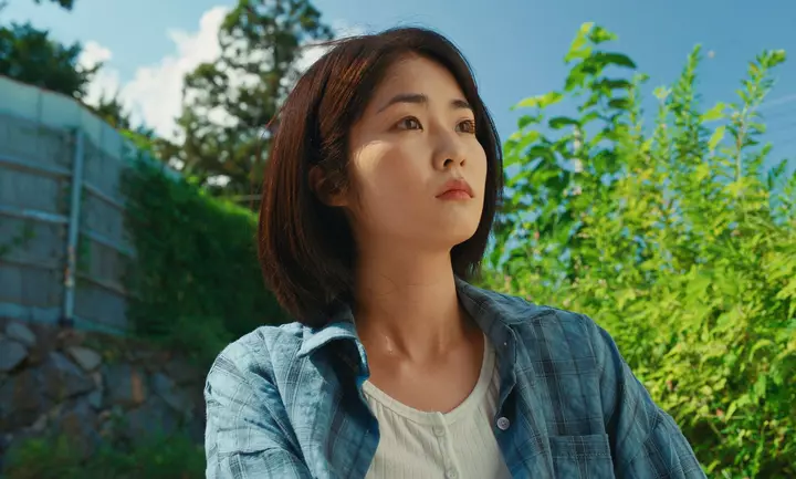 ‘Beach Fictions’ Review: Utterly Beguiling, Time-Tweaking Korean Romance Shows What a Day a Difference Makes