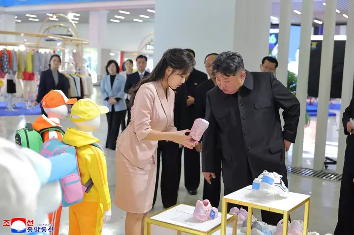 Kim Jong Un Pictured As Unfounded Health Rumors Spread Online 