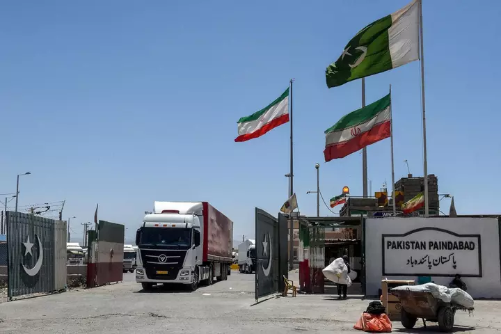 İran və Pakistan arasında sərhəd keçidləri müvəqqəti dayandırılıb