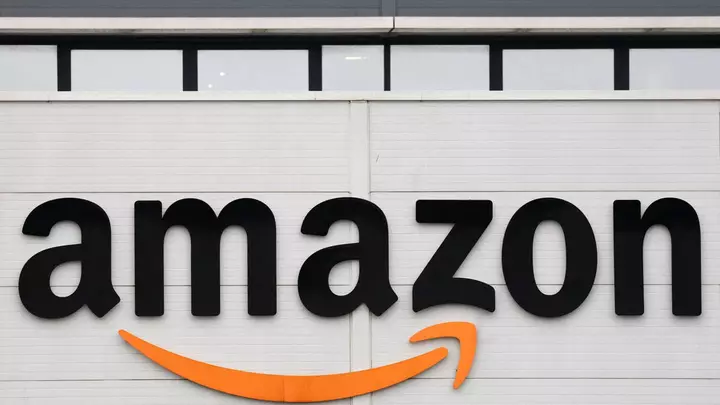 Amazon, yan tərəfdə 6 futluq sərt damlı pergola ilə təchiz edilmiş 210 dollarlıq açıq anbar satır