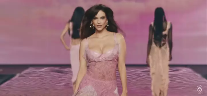 Barbara Palvin Walks 2026 Victoria’s Secret Runway 6 Weeks After Giving Birth