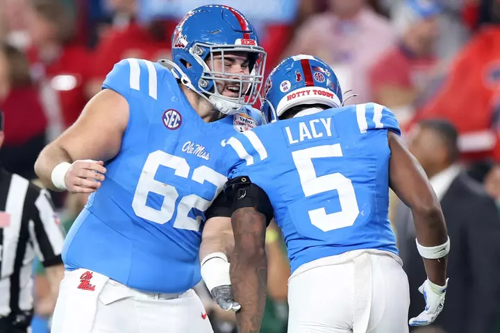 Ole Miss Texas oyunundan əvvəl əsas oyunçunun təşviqedici imzasını alır