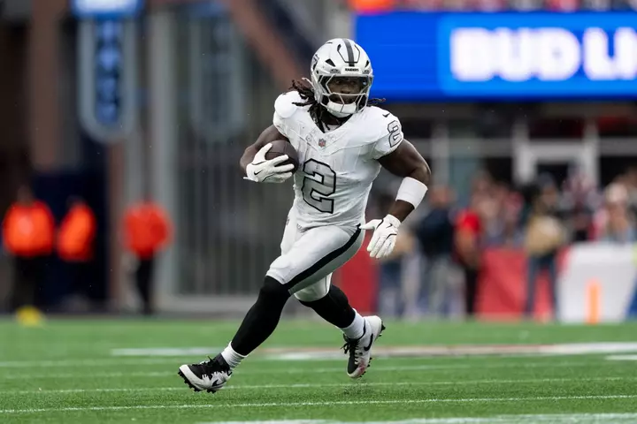 Raiders HC Klint Kubiak Ashton Jeanty şayiələrini 6-cı həftə Bills qarşısında bağladı