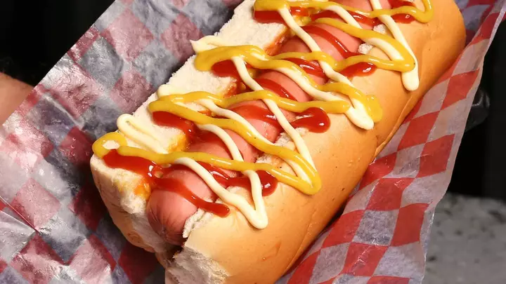 Kayem Foods Inc. təxminən 1,6 milyon funt hazır yemək hot dog, bekon, delikət ətləri və toyuq məhsulunu geri çağırır