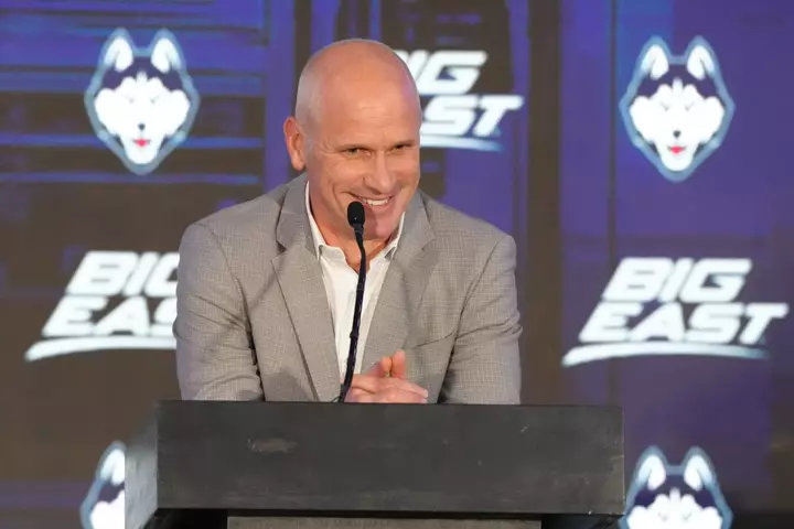 UConn-un Dan Hurley-i Gəlirli Müqavilə Uzadılmasını Qazandı: Hesabat