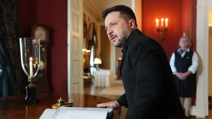 Zelenski iddia edir ki, Rusiya Kiyevi klaster başlıqlı bombalarla bombalayıb