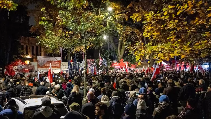 Polşanın prezidenti ali məhkəmədə konstitusiya böhranı zamanı etirazlara qoşulur