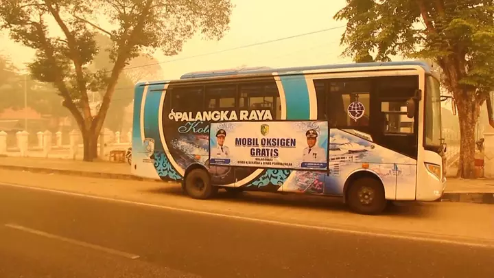 Bus fitted with oxygen tanks provides respite from forest fire haze