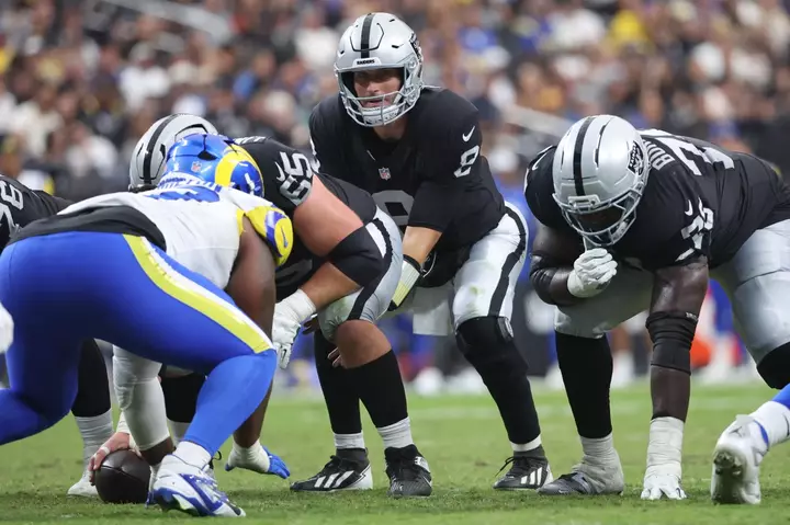 Raiders Have 'No Controversy,' Make QB Decision Amid Losing Streak