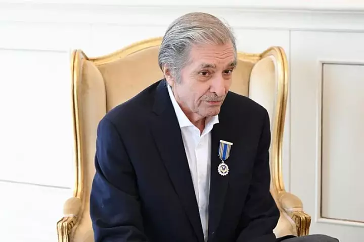 “İndi də əlimdə fırça eskiz üzərində işləyirəm” – Fərhad Xəlilov 