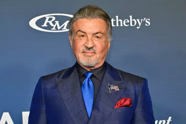 Sylvester Stallone “Yarım İnsan, Yarım AI” filmi üçün təqdimatından sonra AI-ı müdafiə edir: “Hollywood tərəfindən tənqid olunur, amma mən bu riski götürərdim”
