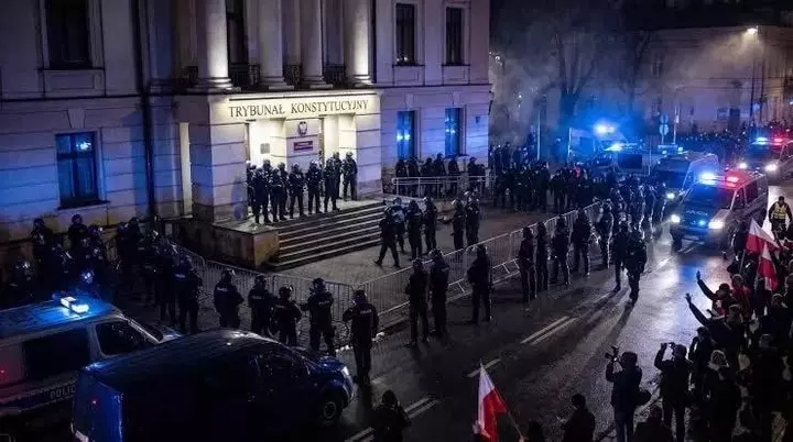 Polşa Dövlət Tribunalının üzvü ölkədə dövlət çevrilişi baş verdiyini bildirib
