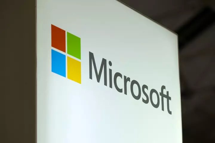 Yaşıl Kart Yeniləməsi: Microsoft Prezidentinin Vance‑in H‑1B Vizasına dair “Yanlış” dediyi