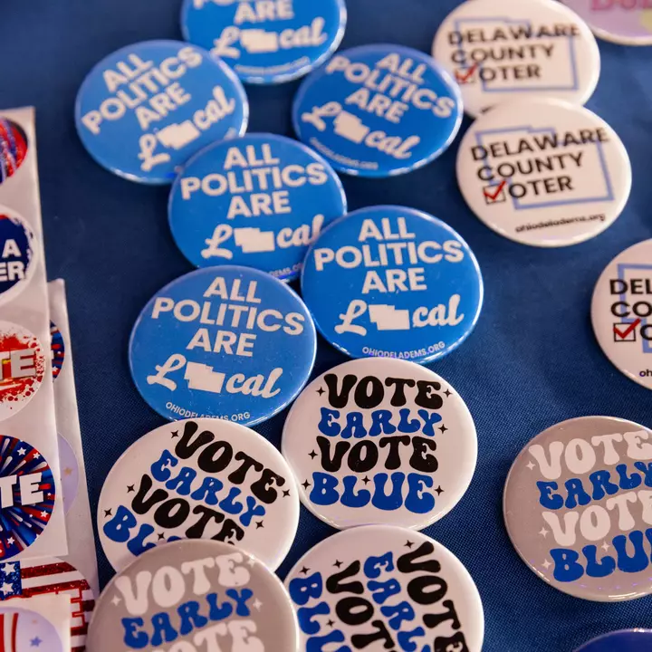 Low-Key or Electric? The Style Gulf Splitting the Democratic Party
