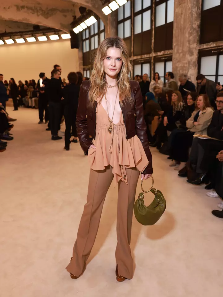 Meghann Fahy‑nin indi 90‑lı illərin bob saç kəsimi var