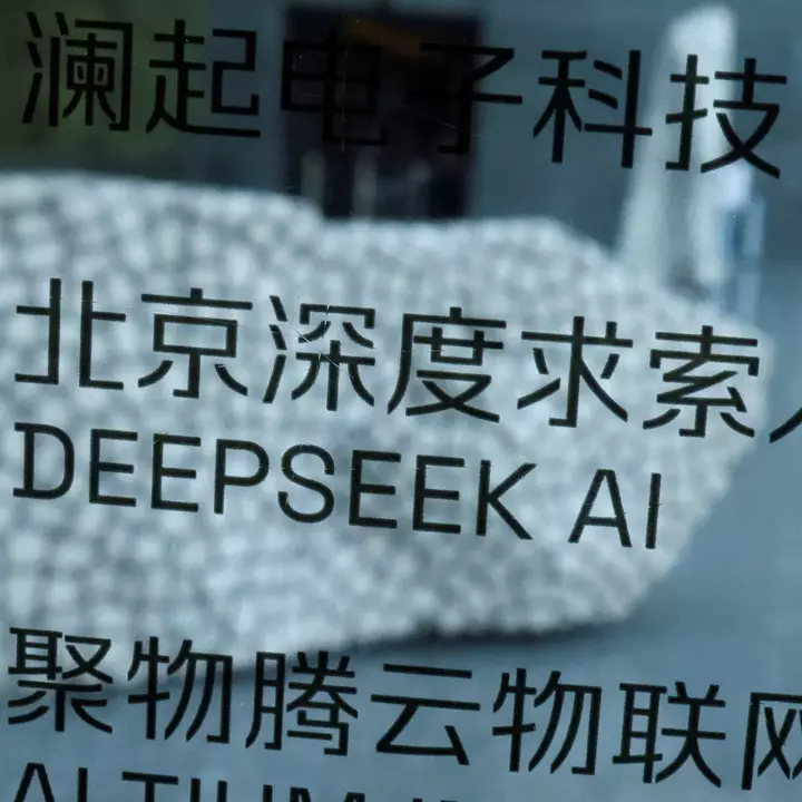 Çin ABŞ‑ın DeepSeek AI‑ni dövlət sistemlərində qadağan etməsini qınadı