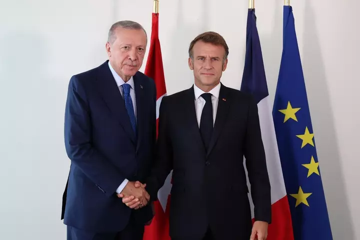Ərdoğan Makronla ikitərəfli münasibətləri və qlobal məsələləri müzakirə edib