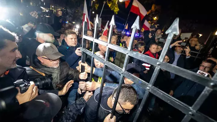 Polşa, hüquq üstünlüyü mübarizəsi alovlanarkən ali hakimləri dayandırır
