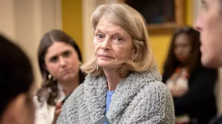 Murkowski Trump dəstəyi olan Alaska namizədini rədd edir, gubernator üçün Demokratı dəstəkləyir