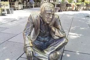 ‘Cross-legged’ in Pristina, Kosovo
