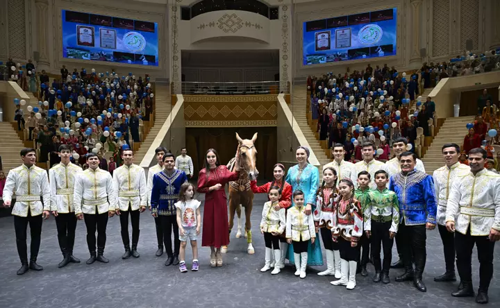Leyla Əliyeva, Arkadaş şəhərində Türkmənistanın ikoniki Gəlkınış milli atçılıq qrupunun çıxışını izləyir