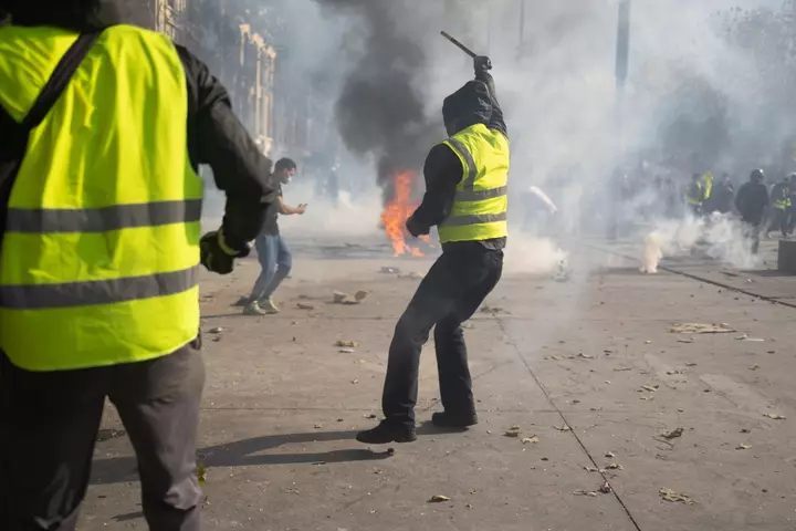 Sarı Vests Fransa küçələrində hökumət üçün testdə geri qayıtdı