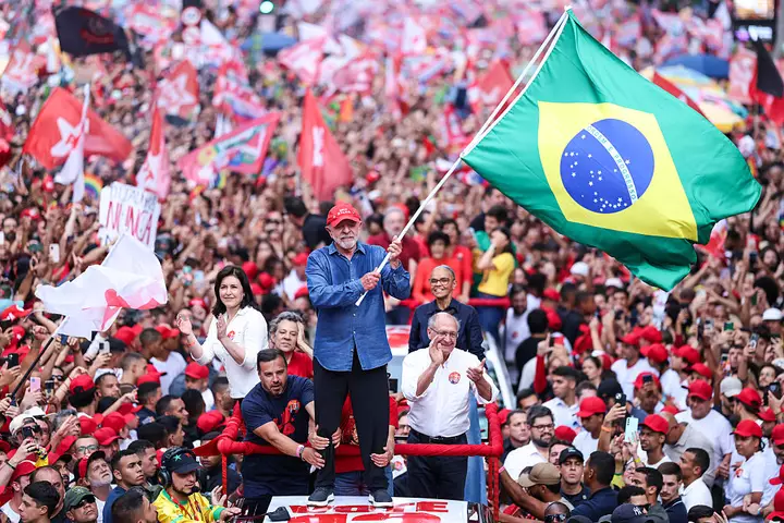 Braziliyada Lula tarixi dördüncü müddət üçün yenidən seçildi, Bolsonaro qəbul etməyə rədd edir