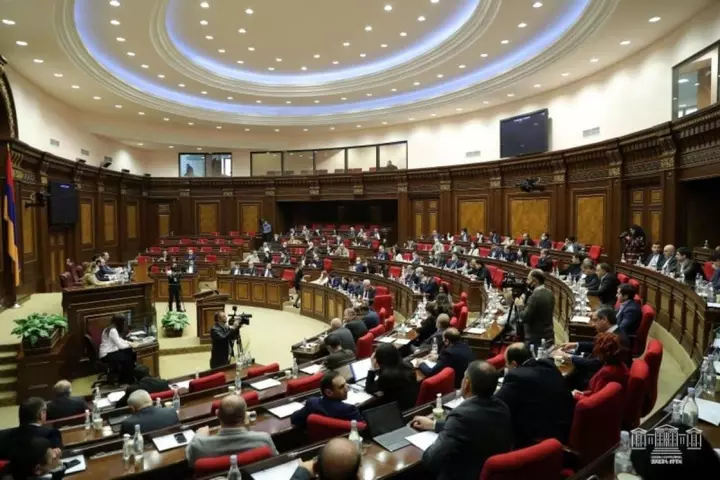 Ermənistan parlamentində müxalif deputatın mikrofonu söndürülüb