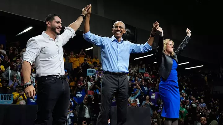 Obama cozies up to Dem Party's socialist wing as former president makes surprising midterm moves
