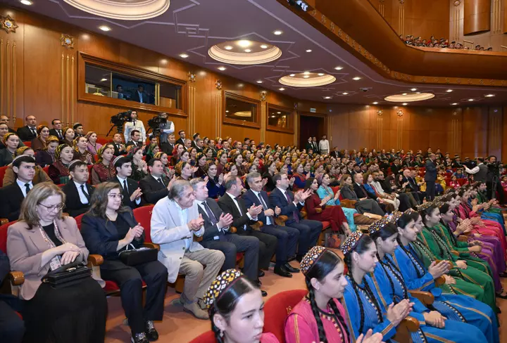 Leyla Əliyeva, Aşgabadda Türkmənistan Dövlət Simfonik Orkestrinin konsertini izləyir (ŞƏKİL)