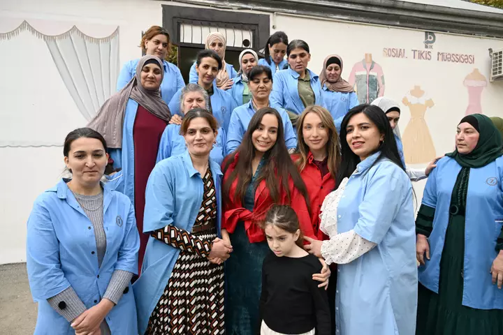 Leyla Əliyeva Şamaxıdakı sosial tikiş müəssisəsinin fəaliyyətləri ilə tanış olur