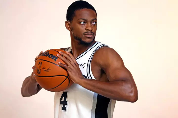 De'Aaron Fox Attacks Chet Holmgren Over NBA Opening Night with WWF Move 
