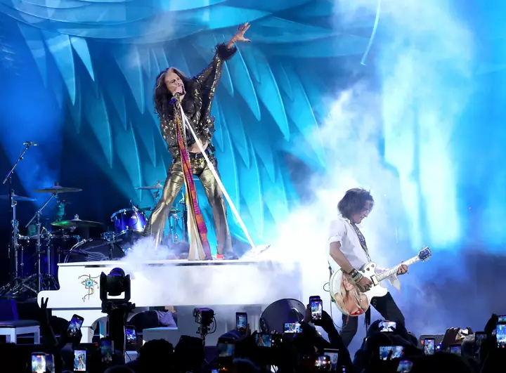 Aerosmith Hollivud Boulda üç ildən sonra ilk konsertində Devid Qrohl və Conni Depp ilə birləşdi, GNR və Black Crowes açılış tribüt setləri ilə: Konsert rəyi