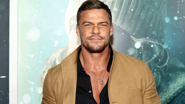‘Reacher’ Star Alan Ritchson Wows in Viral Clip of Him Singing Michael Jackson Hit