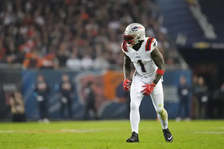 Patriots’ HC Mike Vrabel Gives Cryptic Update on A.J. Brown Injuries