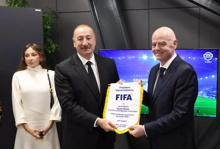 Gianni İnfantino Prezident İlham Əliyevə xatirə şeyləri hədiyyə edib (FOTO)
