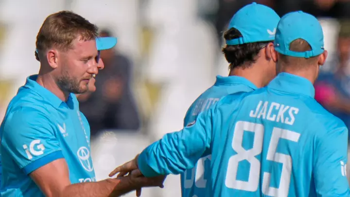 England chase victory over Sri Lanka in ODI tri-series LIVE!
