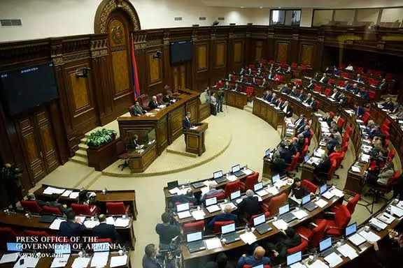 Ermənistanın hakim partiya qanunvericiləri snap seçkiləri bloklamaq üçün müxalifətlə tərəfdaş ola bilərlər